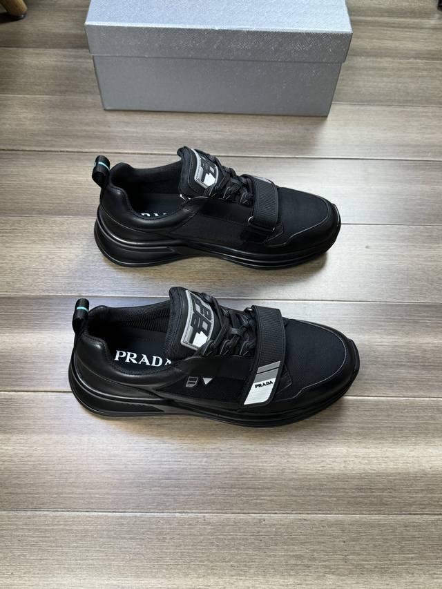 Prada 普拉达 -高端品质 原单 -鞋面：纳帕小牛皮、品牌帆布布匹、鞋舌品牌logo -内里：品牌帆布，垫脚；水染牛皮 -大底：超轻tpu发泡 橡胶；双色成